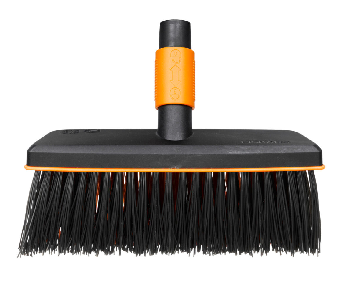 Koště QuikFit™ univerzální - 1001417 - Fiskars - Image 1