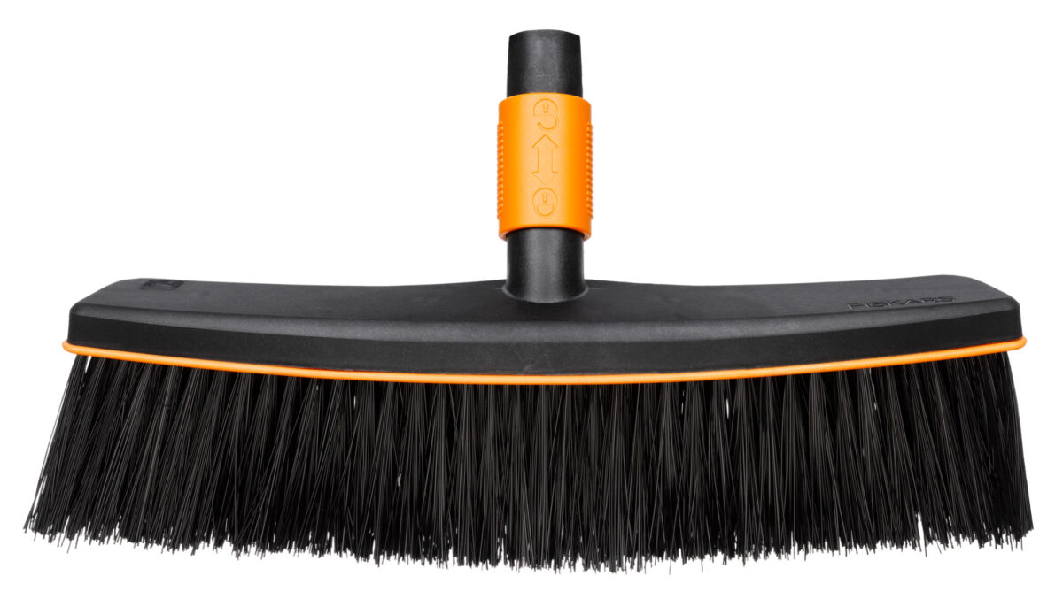 Koště QuikFit™ na terasy - 1001416 - Fiskars - Image 1